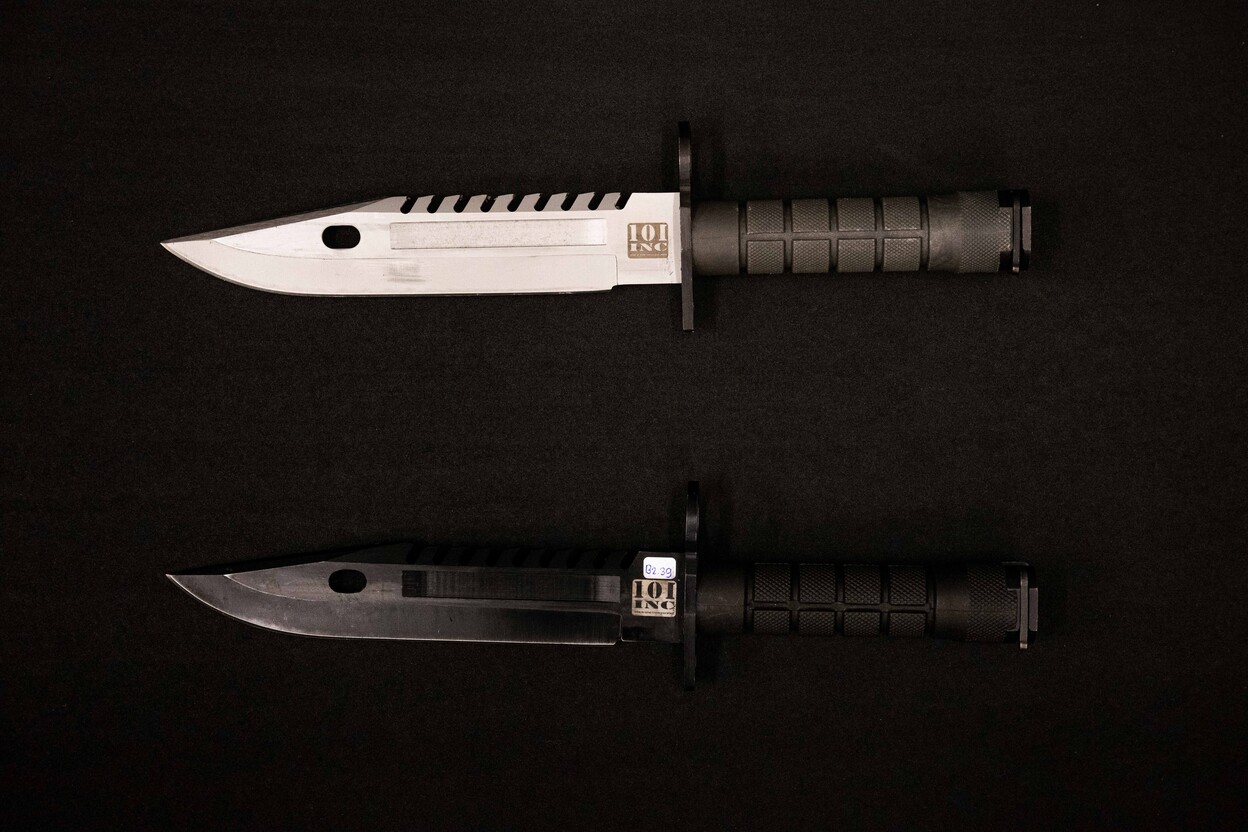 Twee combatmessen op het Nederlands Forensisch Instituut