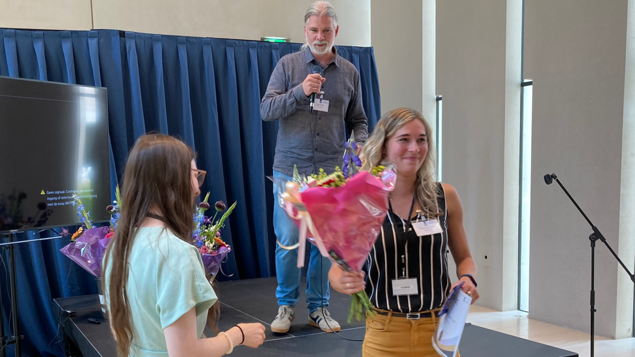 Mirjam de Bruin ontvangt bloemen voor haar winnende pitch