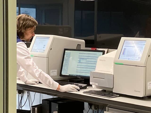 Deskundige gebruikt MPS apparatuur