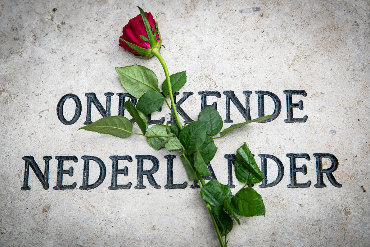 Graf van een onbekende nederlander waar een roos op is geplaatst