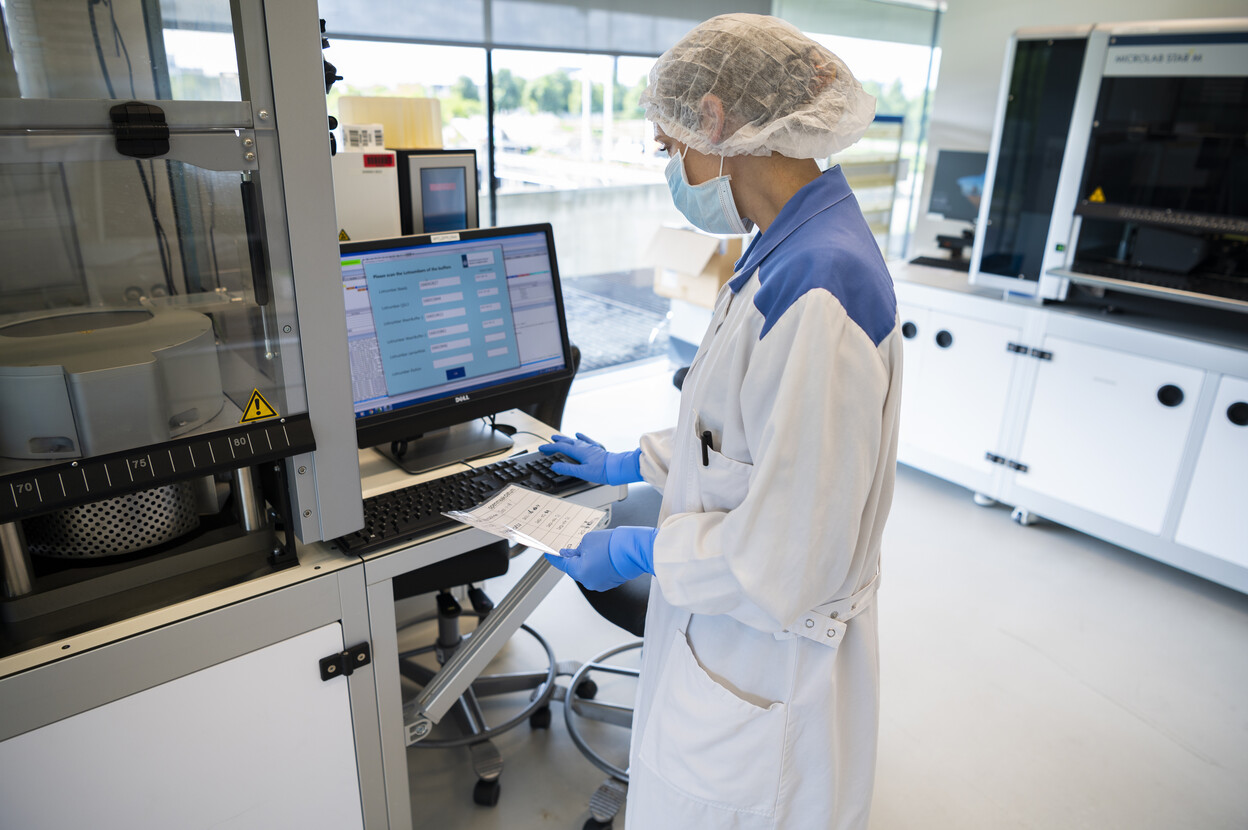 Onderzoeker voert gegevens in op computer