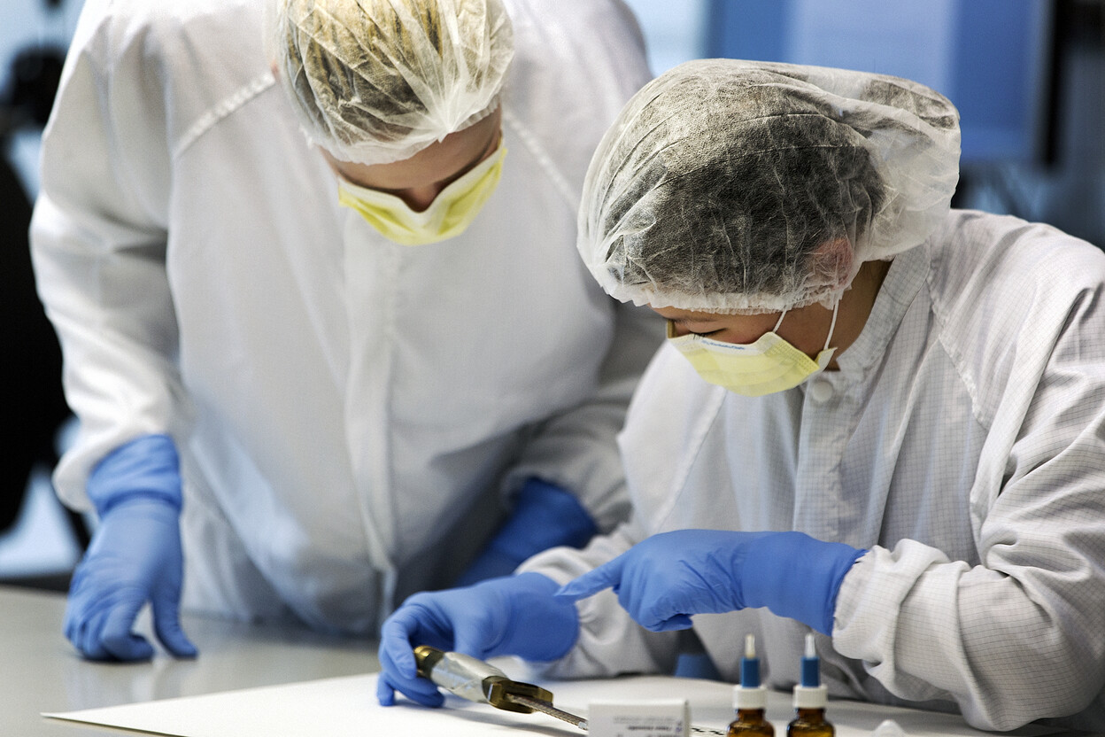 Onderzoekers bekijken mes