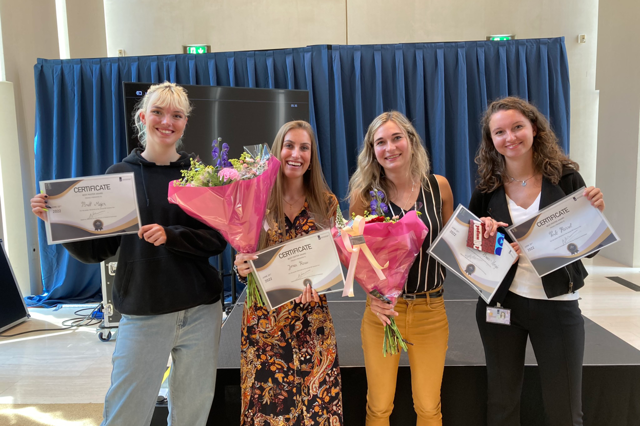 Groepsfoto tussen de winnaars van de NFI Science Fair