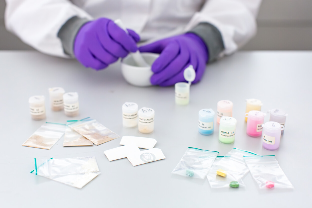 Deskundige onderzoekt verschillende verdovende middelen