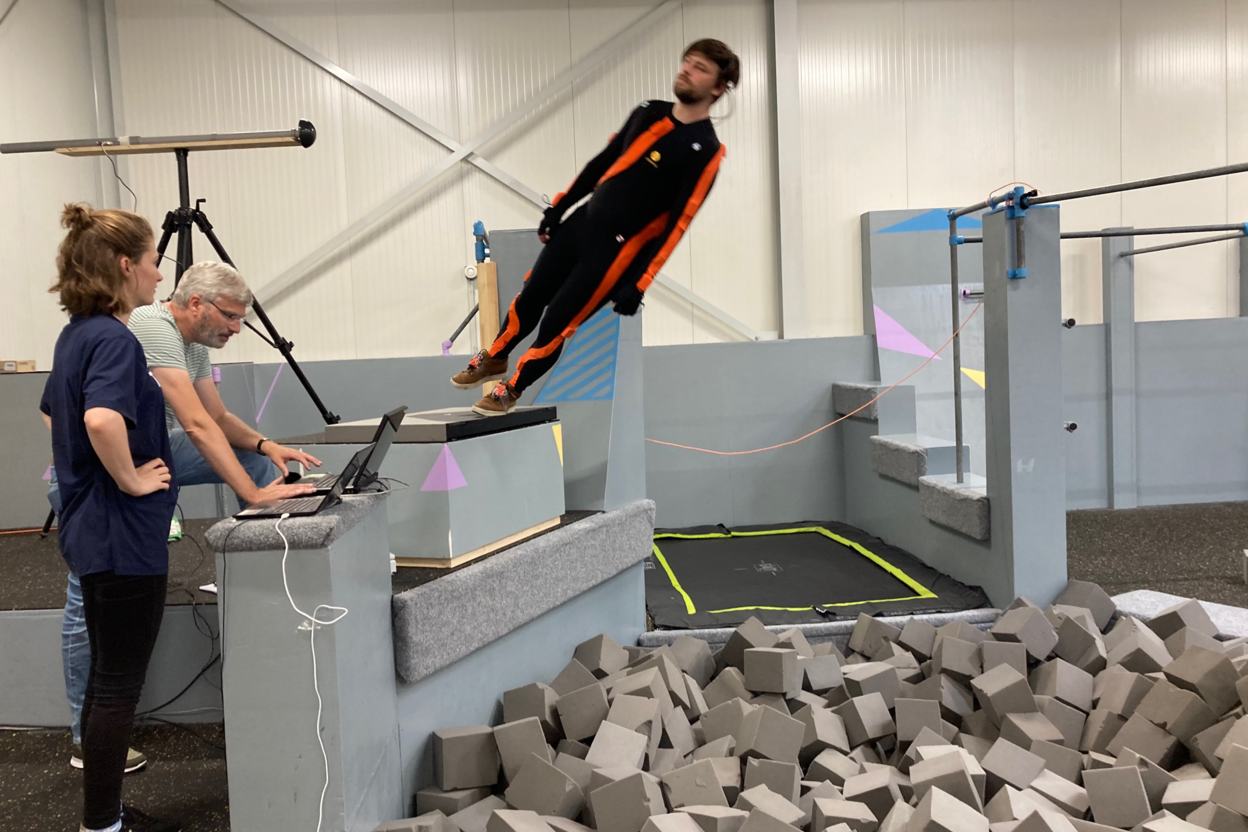 Deskundige voeren valonderzoek uit met proefpersonen en schuimbakken