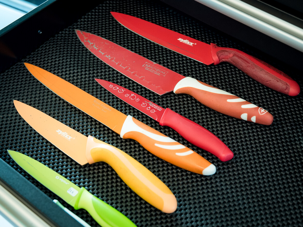 Verschillende soort keukenmessen ter referentie op het Nederlands Forensisch Instituut