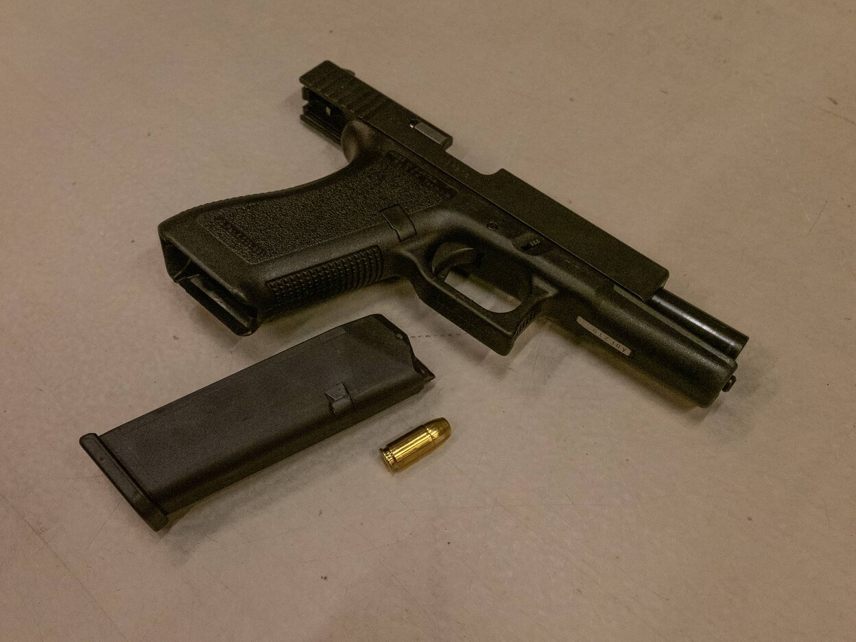 Handvuurwapen met open slede, magazijn en losse patroon