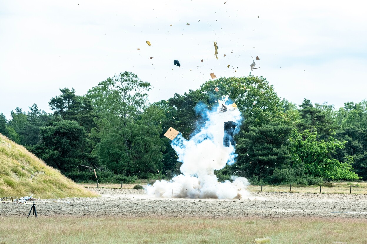 Explosie met illegaal vuurwerk genaamd Cobra's die onder een bed liggen opgeslagen