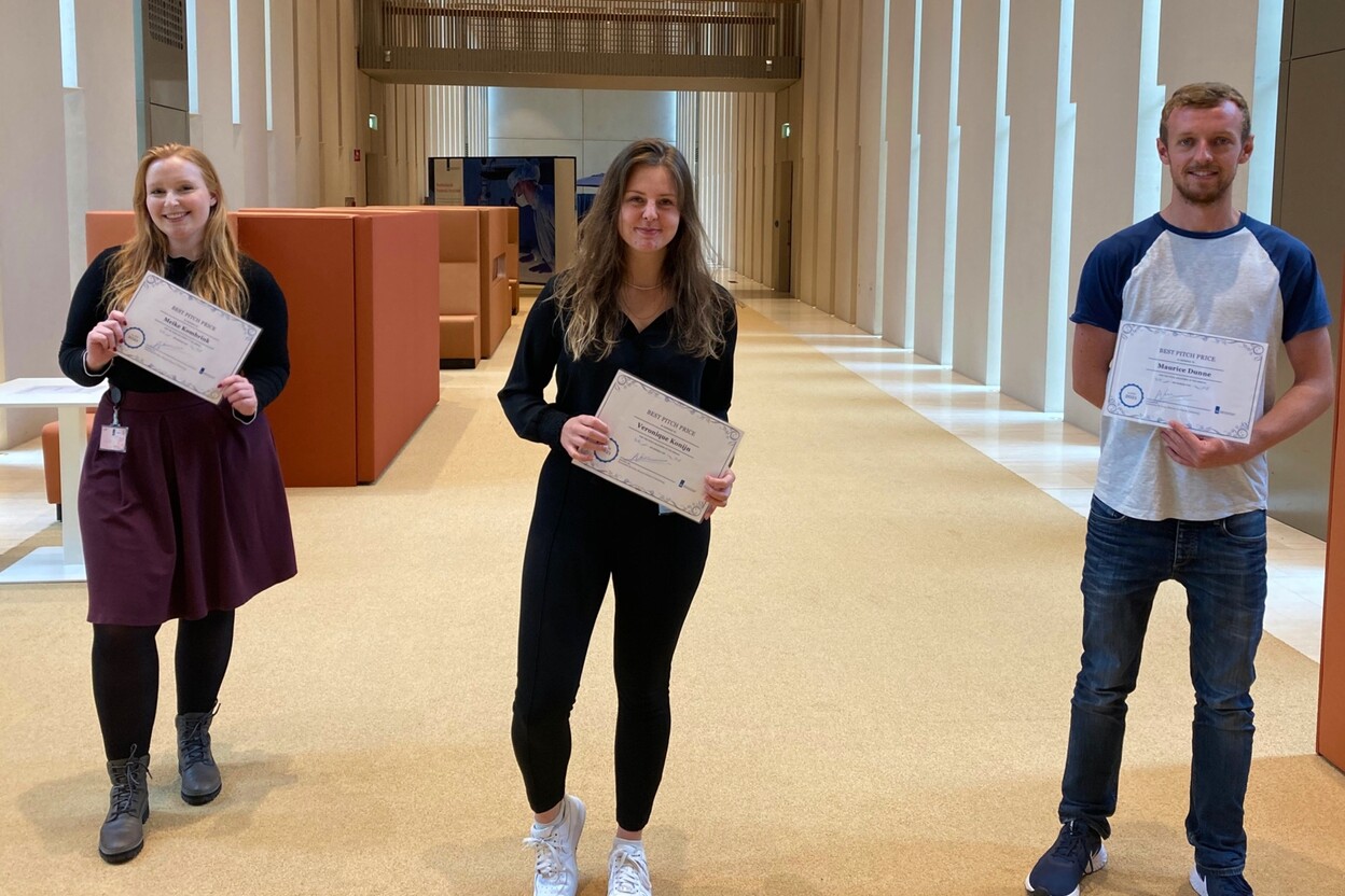 Groepsfoto van de winnaars Meike Kombrink, Veronique Konijn en Maurice Dunne met hun oorkonde.