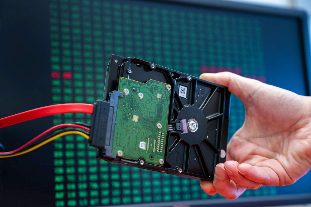 Harde schijf vastgehouden in een hand