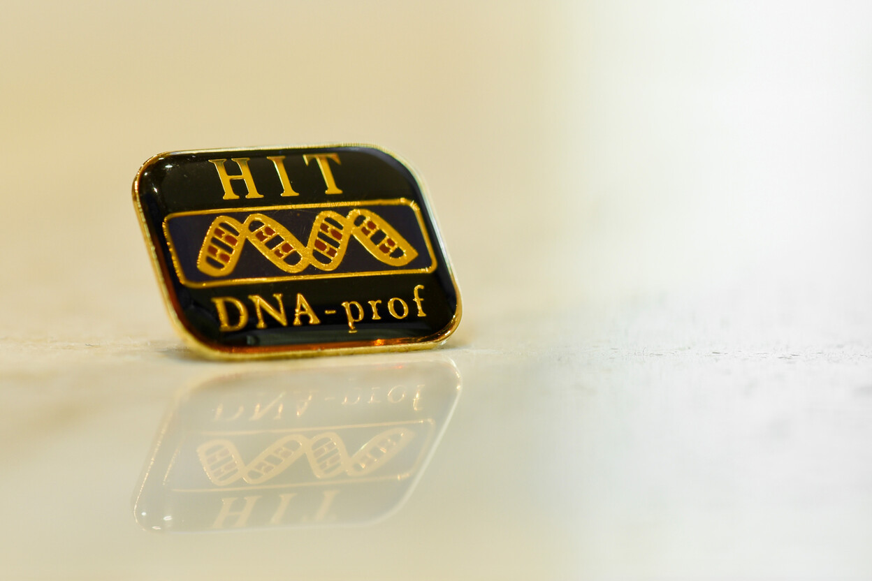 Zwart speldje met gouden bedrukking