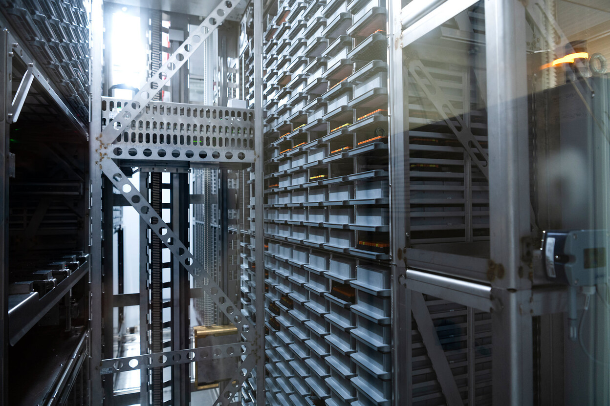 Stellages met veel kleine vakjes voor DNA-opslag