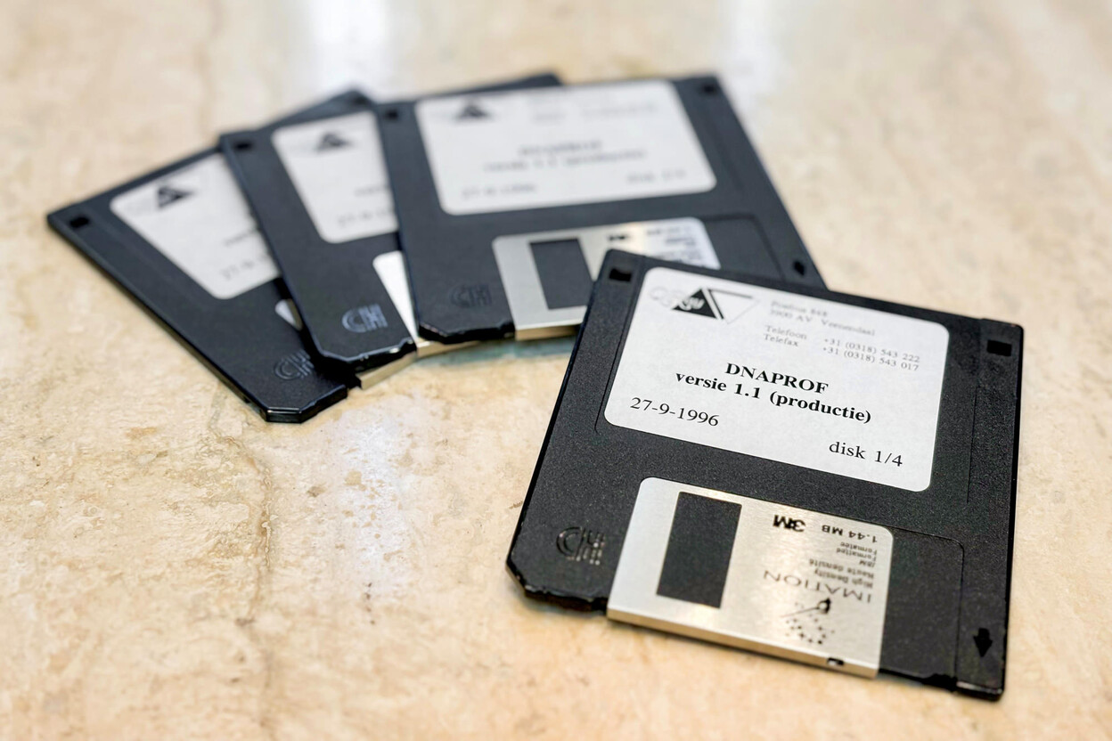 Vier zwarte floppy disks met sticker 'DNAPROF versie 1.1 1996'