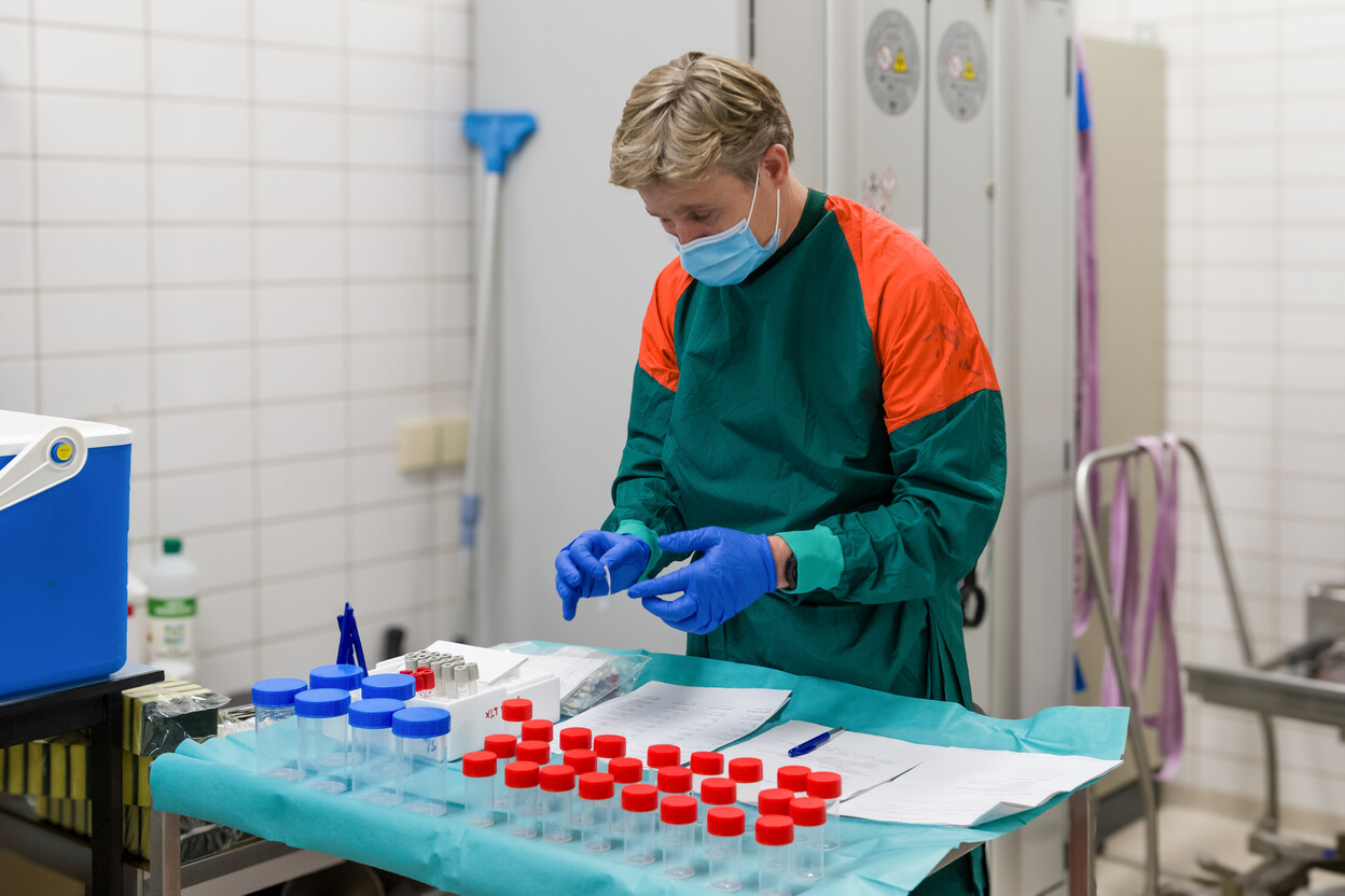 Toxicoloog Rogier van der Hulst labelt monsters