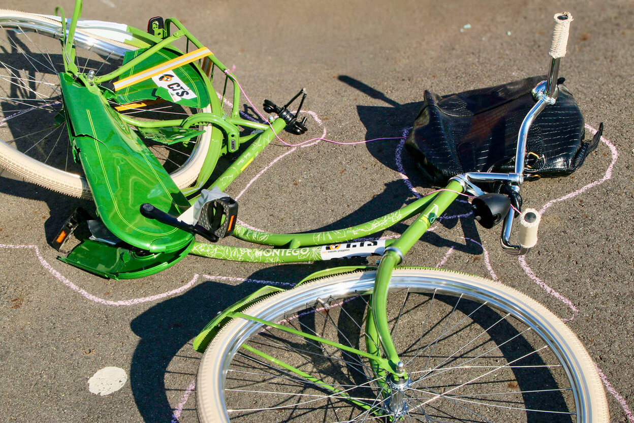 Beschadigde fiets ligt op de grond