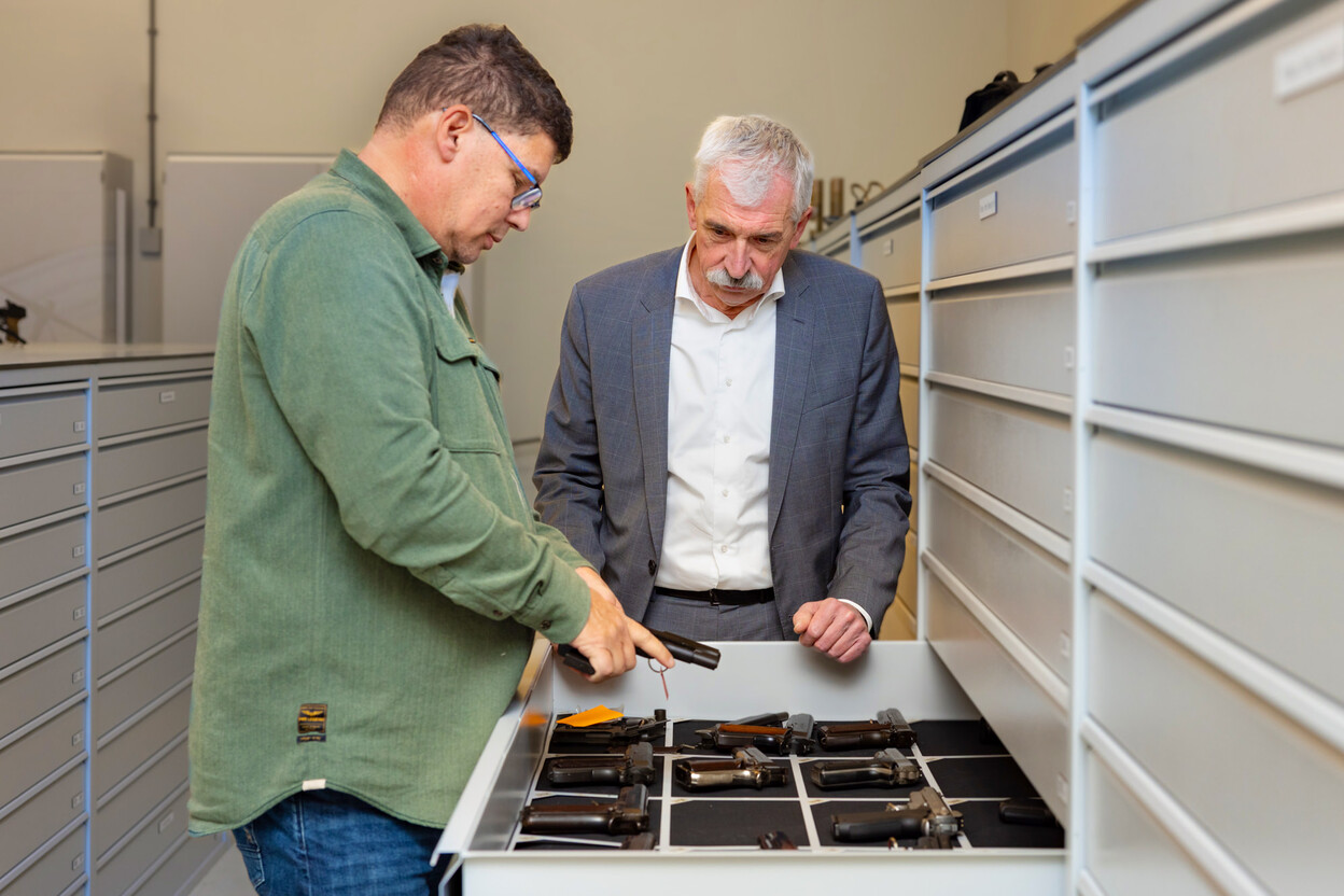 Benno Jacobs en Jan van Manen in de wapenkluis van het NFI