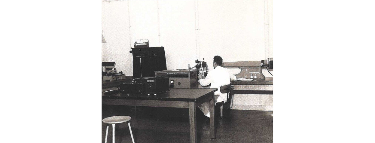 Zwart-wit beeld van onderzoeker bij apparatuur