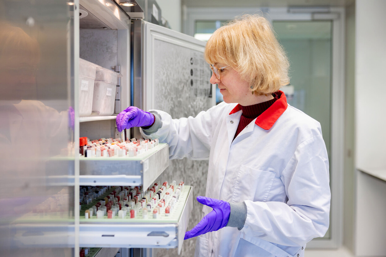 Laboratoriummedewerker pakt buisje uit de vriezer