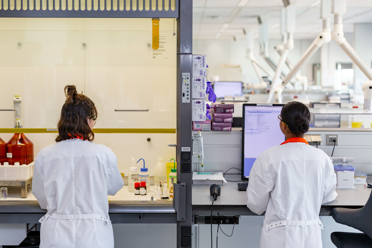 Twee onderzoekers op het laboratorium